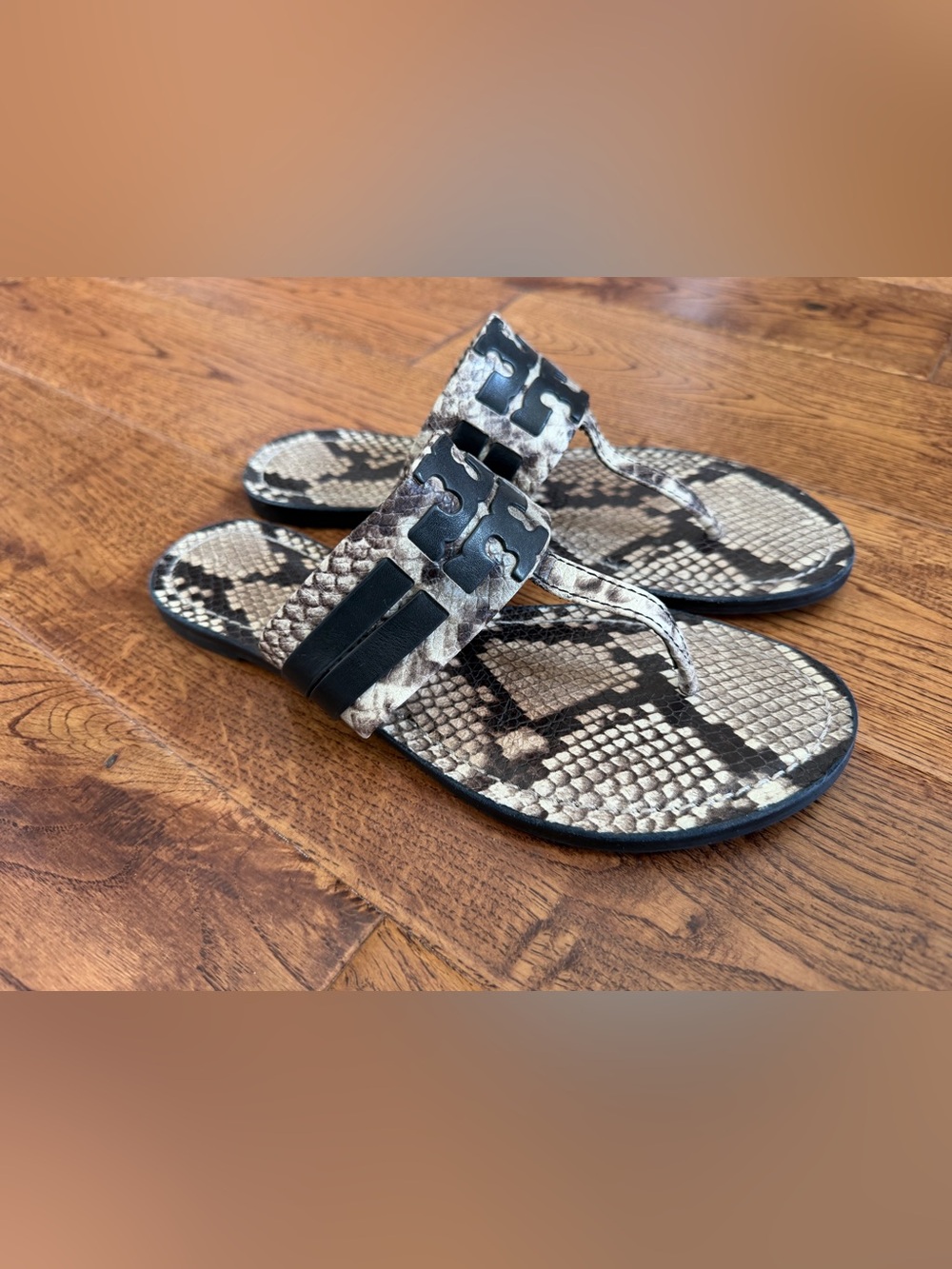 Tory Burch 8.5 Leigh Flip Flop Double T Logo Snake Print Leather Sandals $228 - Picture 2 of 5